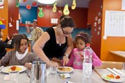Kinder und Betreuerinnen essen zu Mittag am 8. Juni 2011 im Kinderhort "Hort in der Ey 4" in Zuerich. (KEYSTONE/Gaetan Bally)