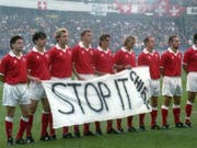 9. Juni 1995: Die Schweizer Nationalmannschaft protestiert in Göteborg gegen die französischen Atombomben-Tests im Mururoa-Atoll (Bild: KEYSTONE/KARL MATHIS)