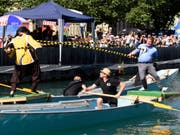 Wahrhaft wacker haben sich am Samstag die Teilnehmenden des ersten Berner Schifferstechens auf der Aare geschlagen. Selbstverständlich wird beim Schifferstechen niemand erstochen, wie der Name glauben machen könnte. Nass werden die Verlierer dieser Ritterspiele zu Wasser aber allemal. (Bild: Keystone/ANTHONY ANEX)