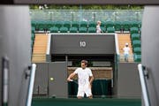 Fühlt sich in Wimbledon wohl: Roger Federer bei einer Trainingseinheit. Im Hintergrund seine beiden Söhne Lenny und Leo. (Bild: Peter Klaunzer/Keystone (London, 28. Juni 2018)