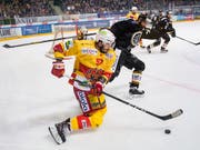 Mathias Joggi (am Puck) spielt künftig für Ajoie (Bild: KEYSTONE/TI-PRESS/GABRIELE PUTZU)