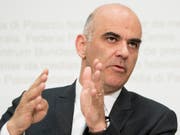 Bundespräsident Alain Berset in der «Samstagsrundschau» von Radio SRF: «Die roten Linien bei den flankierenden Massnahmen sind weiterhin gültig.» (Bild: Keystone/PETER SCHNEIDER)