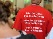 Ein T-Shirt mit der Aufschrift «Für die Opfer. Für die Schweiz. Pour les victimes. Pour la Suisse. Per le vittime. Per la Svizzera.» fotografiert während des grossen Treffens ehemaliger Verdingkindern am Samstag in Mümliswil. (KEYSTONE/Anthony Anex) (Bild: Keystone/ANTHONY ANEX)