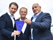 Österreichs Bundeskanzler Sebastian Kurz (ÖVP), EU-Ratspräsident Donald Tusk, und der bulgarische Premierminister Bojko Borissow (von links) beim Auftakt des österreichischen EU-Ratsvorsitzes in Schladming. (Bild: KEYSTONE/APA/APA/BARBARA GINDL)