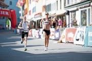 Susanne Rüegger (rechts) läuft in Sempach als Siegerin ein, bereits tags zuvor gewann sie am Lauerzersee. (Bild: Roger Rüegger (30. Juni 2018)