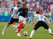 Frankreichs Youngster Kylian Mbappé lässt die argentinische Abwehr selten gut aussehen (Bild: KEYSTONE/AP/RICARDO MAZALAN)
