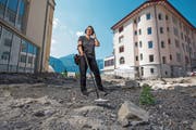Beatrix Koens an der Ausgrabungsstätte, wo sie ein Pilgerabzeichen, eine Münze und einen Ring gefunden hat. (Bild: Dominik Wunderli (Flüelen, 20.6.2018))