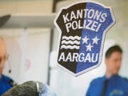 Die Aargauer Kantonspolizei warnt vor Betrügern, die sich am Telefon als Polizisten ausgeben. Fast wäre es ihnen gelungen, einer älteren Frau über 100'000 Franken abzuknöpfen. (Bild: KEYSTONE/URS FLUEELER)