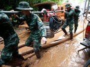 Suchmannschaften pumpen mit schweren Geräten Wasser aus der Höhle ab. (Bild: KEYSTONE/AP/SAKCHAI LALIT)
