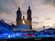 Die Festspielbühne auf dem St. Galler Klosterplatz vor der Kathedrale als «Garten der Lüste» - Szene aus der Oper «Edgar» von Giacomo Puccini anlässlich der St. Galler Festspiele, die am 29. Juni Premiere hatten. (Bild: KEYSTONE/EDDY RISCH)