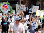 Auch in Boston gingen am Samstag Tausende Menschen auf die Strasse, um gegen die Migrationspolitik von US-Präsident Donald Trump zu demonstrieren. (Bild: KEYSTONE/FR170221 AP/WINSLOW TOWNSON)