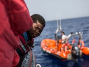 Ein Rettungsschiff der spanischen Hilfsorganisation Proactiva Open Arms bringt 59 Flüchtlinge nach Spanien. (Bild: KEYSTONE/AP/OLMO CALVO)