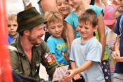 Geduldig nimmt sich Marius nach dem Konzert Zeit und erfüllt sämtliche Autogrammwünsche seiner Fans mit einem individuellen Spruch. (Bild: Manuel Nagel)