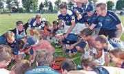 Nach dem Sieg gegen Weesen gab es kein Halten mehr: Spieler, Betreuer und Zuschauer feiern den Aufstieg des FC Widnau. (Bild: Ulrike Huber)