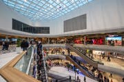 Am Eröffnungstag der Mall of Switzerland war der Andrang gross. (Bild: Dominik Wunderli, 8. November 2017)