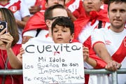 Ein kleiner Peru-Fan - zwischen dem WM-Traum und der Jagd nach einem Spielerleibchen. (Bild: Ralph Ribi)