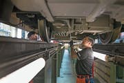 Albert Imfeld (links) und Josef Burgener warten eine Spatz-Komposition in Stansstad. Das Refit findet dann allerdings in Olten statt. (Bild: Corinne Glanzmann (Stansstad, 29. Mai 2018))