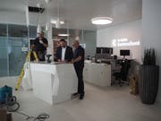Bald schon können wieder Kunden empfangen werden: Thomas Angehrn (Mitte) macht letzte Besprechungen. (Bild: Angelina Donati)