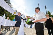 Tobias Arni übergibt die rund 500 Unterschriften dem Märstetter Gemeindepräsidenten Jürg Schumacher. (Bild: Donato Caspari)