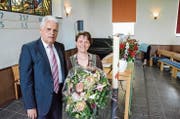 Blumen nach der Wahl: Kirchenpräsident Heinrich Krauer heisst Daniela Frischknecht willkommen. (Bild: Christoph Heer)