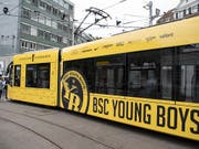 So sieht es aus: Das Tram zur Erinnerung an den Meistertitel der Berner Young Boys. (Bild: KEYSTONE/PETER SCHNEIDER)
