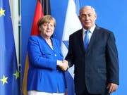 "Freunde und Partner": Handschlag zwischen Kanzlerin Angela Merkel und dem israelischen Regierungschef Benjamin Netanjahu in Berlin. (Bild: Keystone/EPA/OMER MESSINGER)