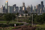 Ausdruck von Wachstum und Wohlstand: Sicht auf einen Freizeitpark und die stetig wachsende Skyline von Doha. (AP Kamran Jebreili/AP, Doha, 6. Mai, 2018)