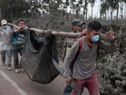 Helfer bergen ein Opfer des verheerenden Vulkanausbruchs in Guatemala. (Bild: Keystone/AP/OLIVER DE ROS)