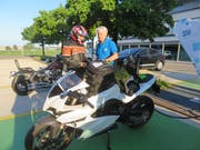 Markus Barthoud (links) und Beat Strickler mit dem weissen Elektromotorrad, mit dem sie einen neuen Weltrekord aufstellten. Bild: PD