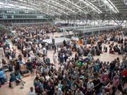 Im Laufe des Montags hat sich der Flugbetrieb am Flughafen Hamburg wieder einigermassen normalisiert: Am Sonntag hatte eine schadhafte Isolierung an einem Kupferkabel zum Black-Out geführt. (Bild: KEYSTONE/AP dpa/DANIEL REINHARDT)