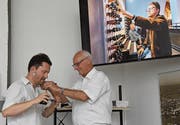 Thomas Haubrich wird für seinen Auftritt von Eugen Fahrni verkabelt. (Bild: Yvonne Aldrovandi-Schläpfer)