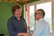 Andreas Fischer (links) übernimmt vom neuen Ehrenmitglied Dieter Burckhardt die präsidiale Verantwortung. (Bild: Bilder: PF)