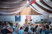 Am Sonntagabend eine volle Festhalle zur Ansprache von Regierungspräsidentin Cornelia Komposch. (Bild: Andrea Stalder)