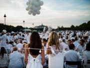 Tausende in Weiss gekleidete Menschen nahmen am Riesen-Picknick in Paris teil. (Bild: KEYSTONE/EPA/YOAN VALAT)
