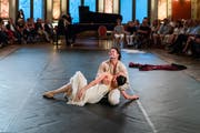 Romeo trauert um Julia, bevor auch er aus dem Leben scheidet. Ein ergreifender Schluss des Zaubersee-Festivals. Bild: Ingo Höhn (3. Juni 2018)