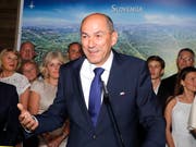 Janez Janša präsentiert sich am Sonntag als strahlender Sieger. (Bild: Antonio Bat/EPA, Ljubljana, 3. Juni 2018)