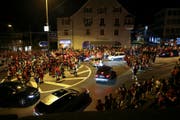 Bereits an der Fussball-Europameisterschaft im Jahr 2016 feierten zahlreiche Fans auf dem Postkreisel in Frauenfeld. Zu sehen sind hier Fans nach dem Finalspiel Portugal gegen Frankreich. Damals war er für den Verkehr aber noch nicht gesperrt. (Bild: Chris Marty 10. Juli 2016)