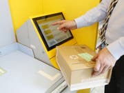 Immer öfters werden die Dienstleistungen der Post nicht mehr in traditionellen Poststellen erbracht. Im Schnitt werden jährlich 100 Poststellen in eine Postagentur umgewandelt. (Bild: Keystone/SIGGI BUCHER)