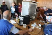 Viele Besucher brachten Elektro-Geräte, die repariert werden sollten. (Bild: Markus Bösch)