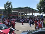Peruanische Fans belagern eine Tankstelle in St.Gallen Winkeln. (Bild: Martin Oswald)