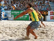 Der Amriswiler Marco Krattiger (vorne) und Nico Beeler spielen an der Beachtour in Olten auf konstant hohem Niveau. (Bild: Coop Beachtour/PD)