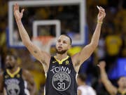 Rekord im NBA-Final: Golden States Stephen Curry glänzt im zweiten Finalspiel mit neun verwandelten "Dreiern" (Bild: KEYSTONE/AP/MARCIO JOSE SANCHEZ)