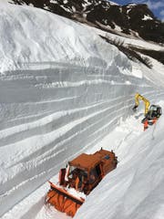 Bis zu 11 Meter hoch türmten sich die Schneemassen auf der Strecke. Bilder: PD