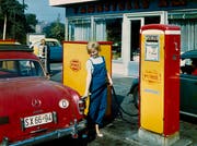 Full-Service anno 1960: Tankwartin an einer Minoltankstelle in der DDR.