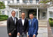 Marco R. Zanolari (General Manager Grand Hotels), Matthias Hüppi (FCSG-Präsident) und Patrick Vogler (CEO Grand Resort Bad Ragaz) )von links) (Bild: pd)
