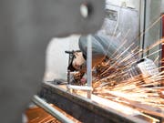 Auf dem Arbeitsmarkt wird spürbar, dass die Schweizer Wirtschaft Fahrt aufnimmt. (Bild: KEYSTONE/GAETAN BALLY)