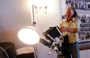 Bernhard Kägi mit einem altem Fotoapparat. Er hat mitgeholfen, alte Fotos aus Muri zu sichten. (Bild: Werner Schelbert, (Muri, 3. Juni 2018))