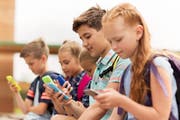 Kinder unter 16 Jahren dürfen laut den Bestimmungen von Whatsapp den Dienst nicht mehr nutzen. (Bild: Getty)