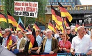 Alexander Gauland (Dritter von rechts) an einer Demonstration der AfD in Berlin. (Bild: Omer Messinger/EPA (27. Mai 2018))
