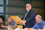 Heinz Leuenberger stellt die Rechnung der Schule vor. (Bild: Monika Wick)